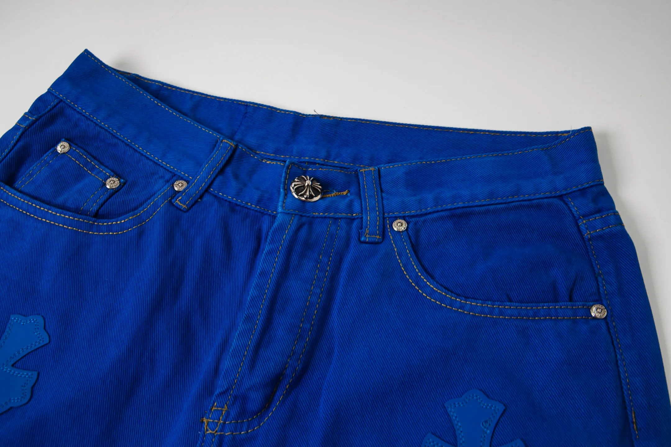 P270 Chrome hearts｜ch Chrome Hearts London-limited dopamine blue leather jeans - charming dopamine personality jeans, indispensable for fashionistas, the same model for celebrities, and a model touted by many bloggers. This new pair of pants is perfect in terms of shape and upper body. It is no exaggeration to say that making a pair of jeans is equivalent to the time of making 20 short-sleeved jeans. The fabric is made of high-quality imported denim. It has a unique high-end texture. I am very satisfied with it after washing and proofing several times. Style number: 1751# Color: Dopamine blue Size: 28 30 32 34